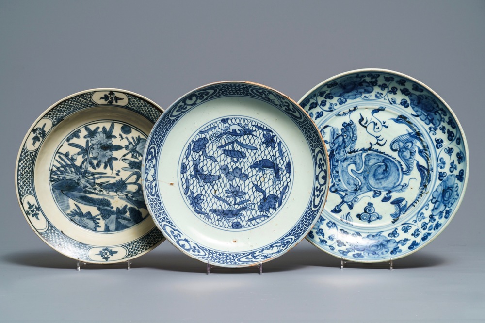 Trois plats en porcelaine de Chine bleu et blanc, Ming