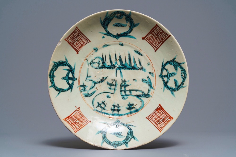 Un plat en porcelaine de Chine dite 'de Swatow' &agrave; d&eacute;cor 'Split Pagoda', Ming