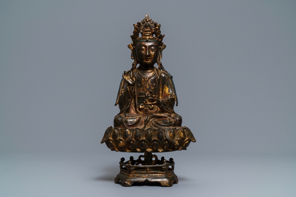 Une figure de Guanyin sur tr&ocirc;ne de lotus en bronze dor&eacute; et laqu&eacute;, Chine, Ming