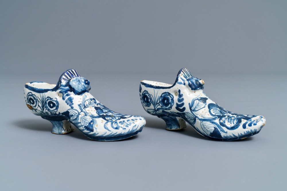 Een paar blauwwitte modellen van schoentjes, Friesland, Bolsward, 2e helft 18e eeuw