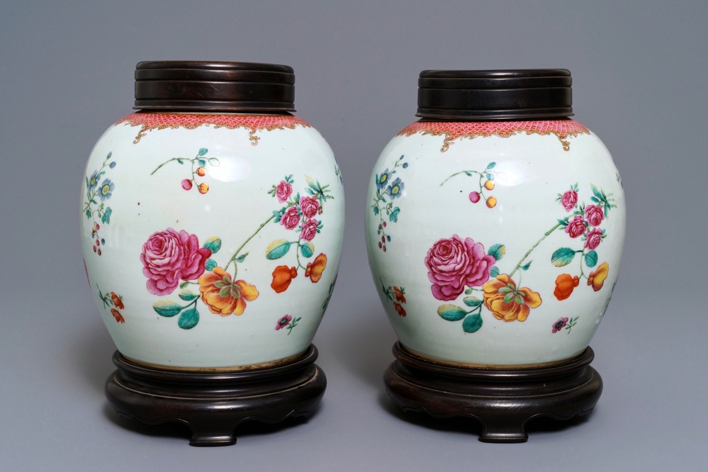 Een paar fijne Chinese famille rose potten met floraal decor, Qianlong