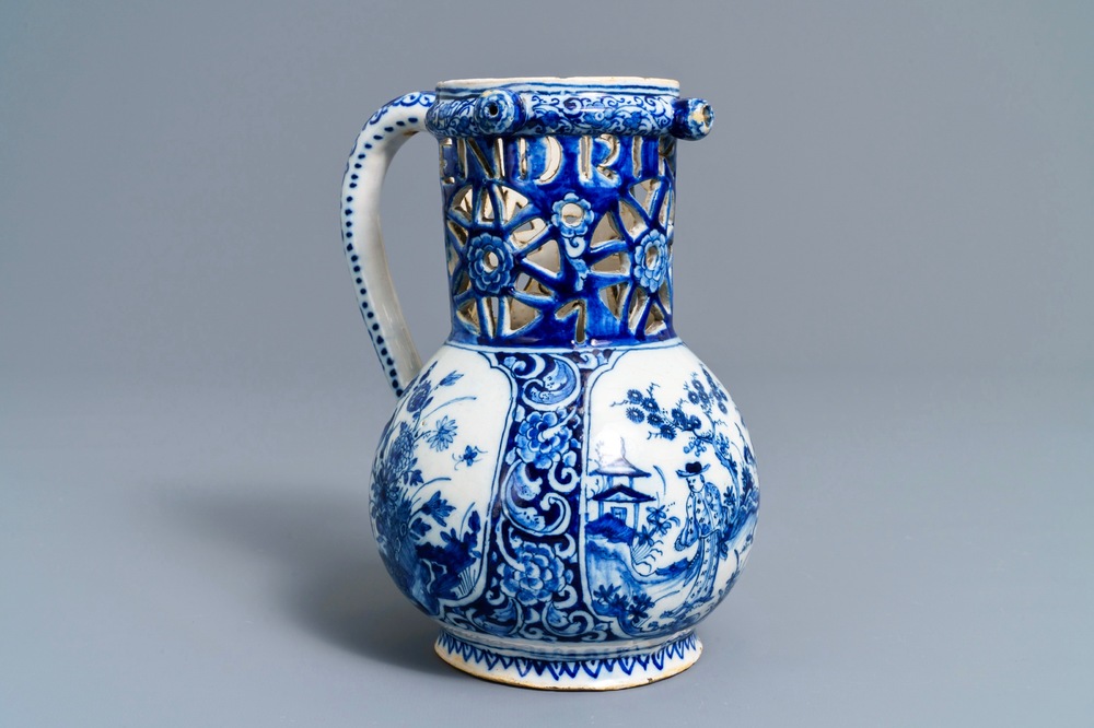 Un pichet trompeur en fa&iuml;ence de Delft bleu et blanc &agrave; d&eacute;cor de chinoiserie, dat&eacute; 1743