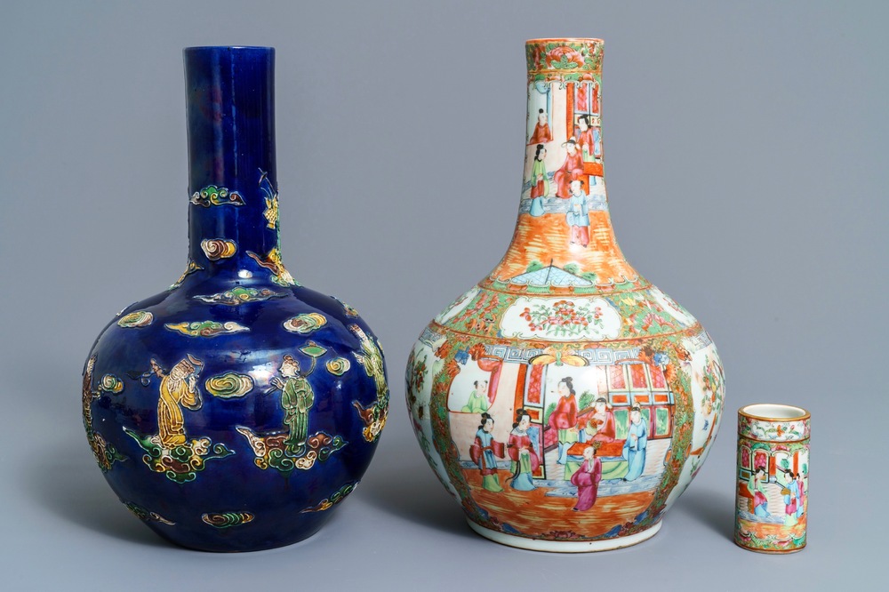 Twee Chinese famille rose en fahua-stijl flesvormige vazen en een penselenbeker, 19/20e eeuw