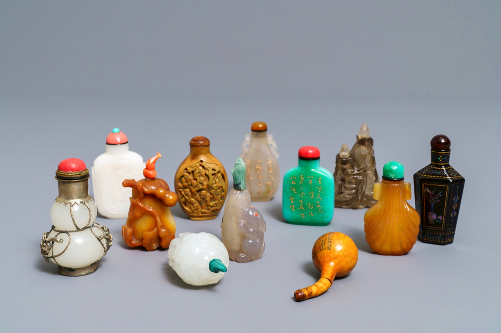 Twelve Chinese jade, agate and lacquer snuff bottles, 19/20th C.