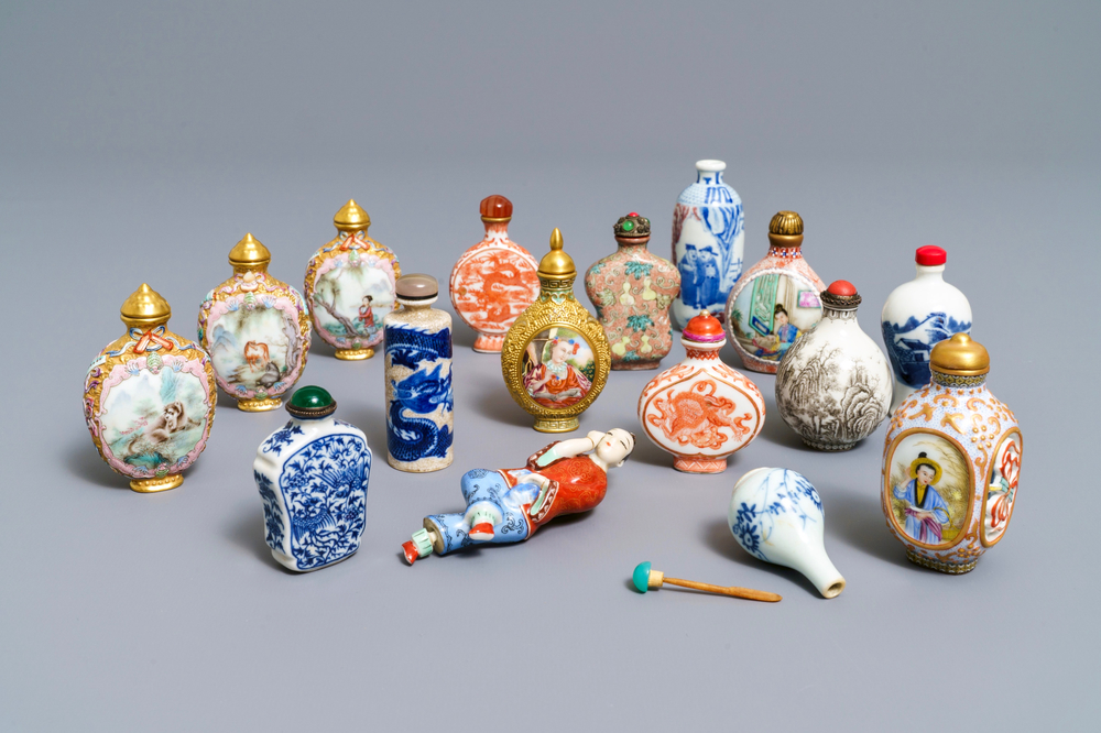 Zestien diverse Chinese porseleinen snuifflessen, 19/20e eeuw