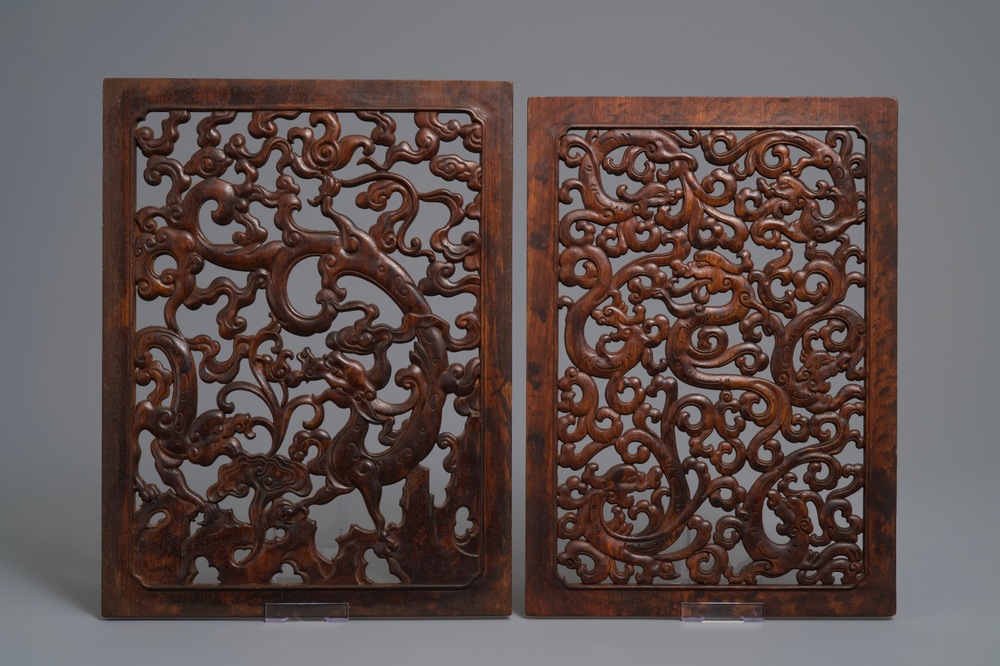 Een paar opengewerkte Chinese houten panelen, 18/19e eeuw