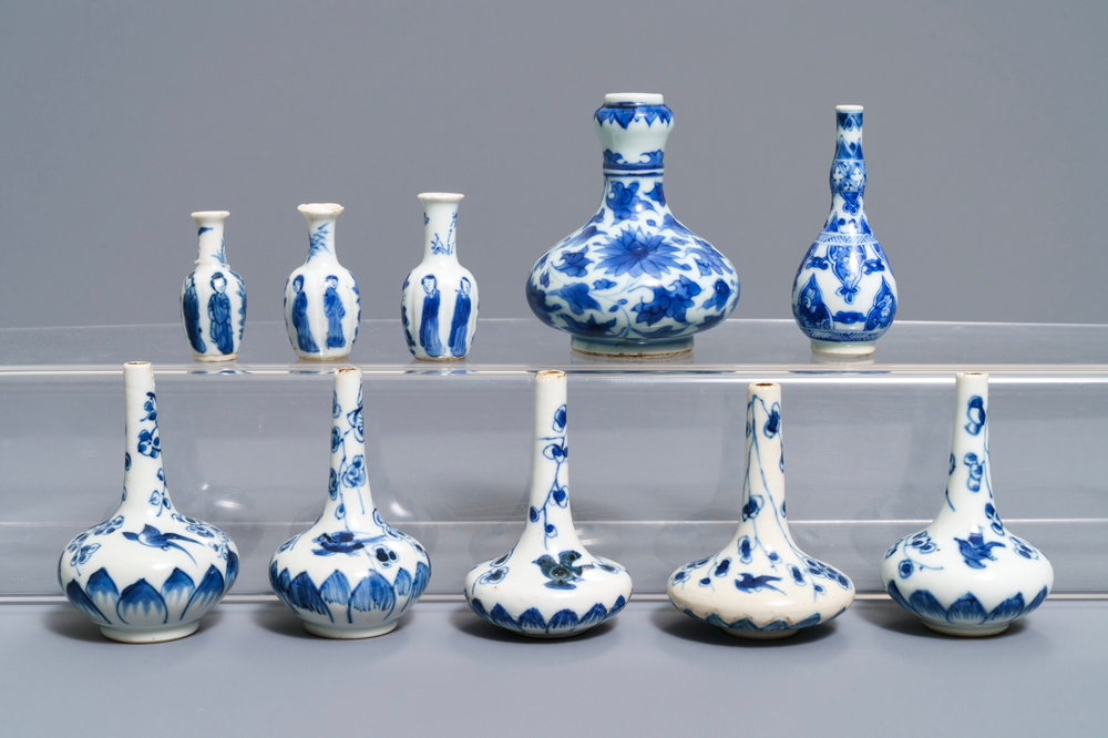 Tien fraaie Chinese blauwwitte miniatuur vaasjes, Kangxi