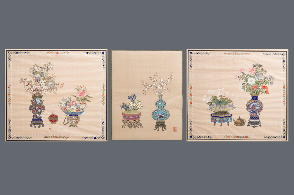 Trois peintures chinoises sur soie: 'Antiquit&eacute;s aux fleurs', 19&egrave;me