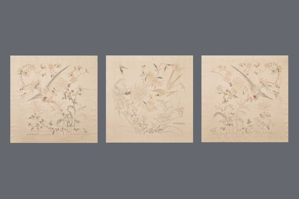 Trois panneaux de forme carr&eacute; en broderie de soie, Chine, 19&egrave;me