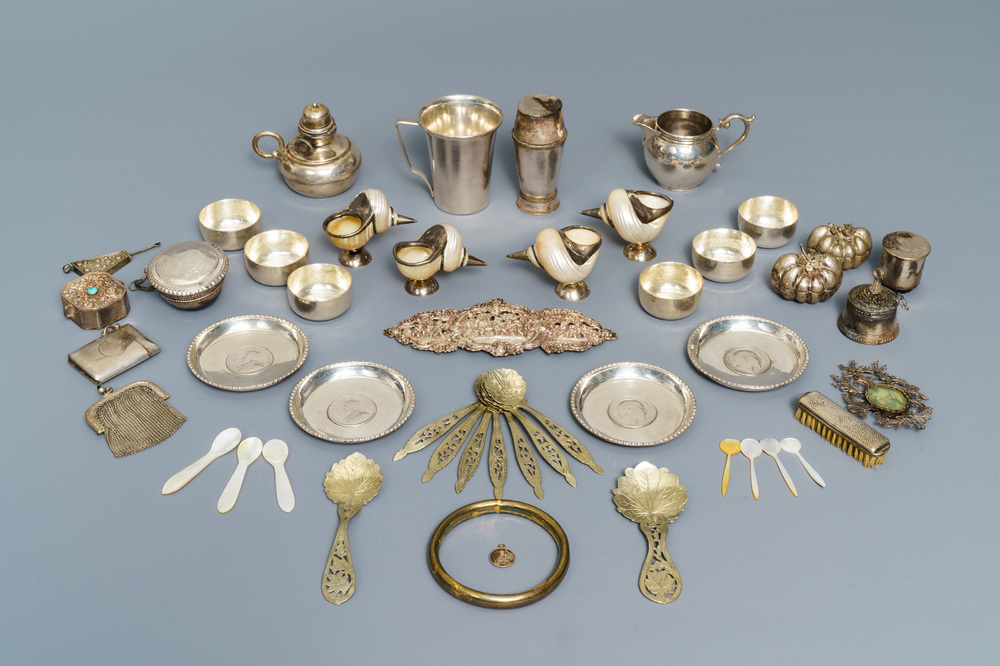 A varied collection of small silverware and mother of pearl, 19/20th C.