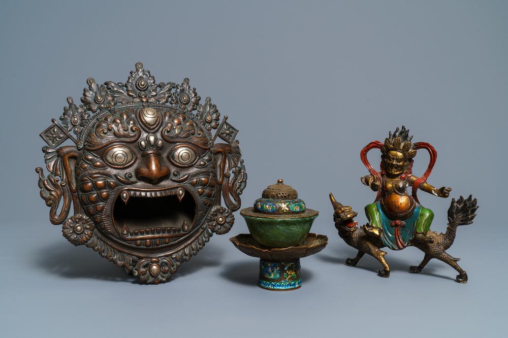 Un masque en bronze incrust&eacute; d'argent, une figure de Mahakala et un bol en jade, Tibet, 19/20&egrave;me