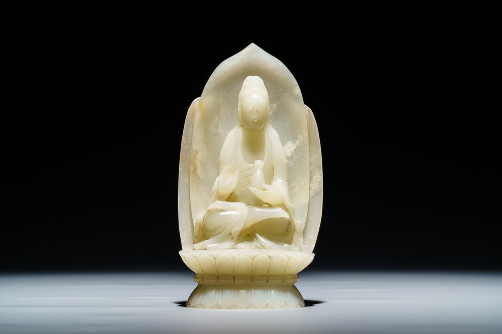 Une figure de Guanyin sur tr&ocirc;ne de lotus en jade c&eacute;ladon sculpt&eacute;, Chine, 19/20&egrave;me
