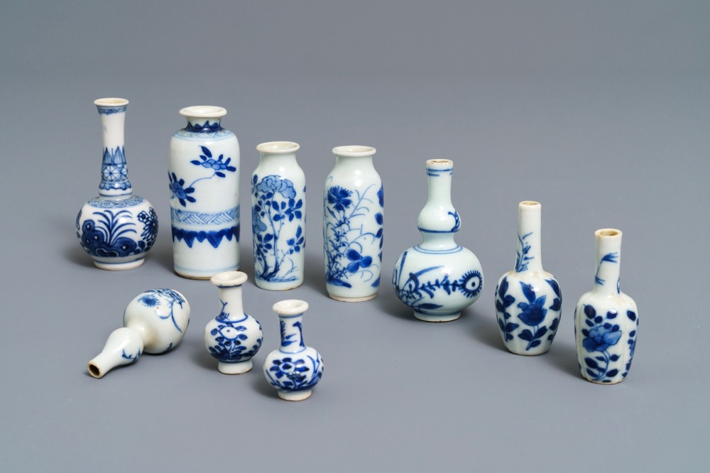 Tien fraaie Chinese blauwwitte miniatuur vaasjes, Kangxi
