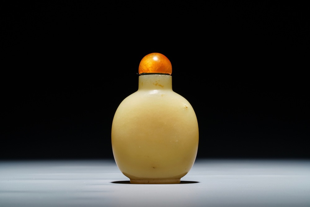 A Chinese yellow jade snuff bottle, 19/20th C.