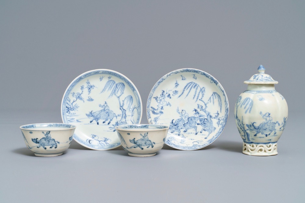A Chinese blue and white tea caddy and a pair of cups and saucers, Ca Mau wreck, Yongzheng