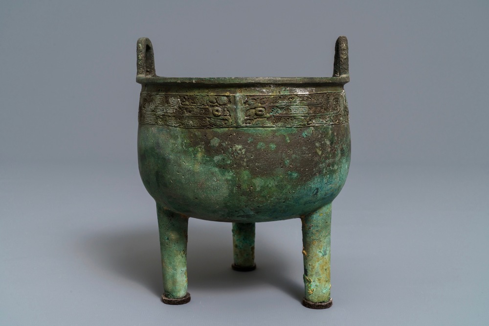 A Chinese bronze 'ding' ritual vessel with inscription, Western Zhou (11th - 8th C. b.C.)