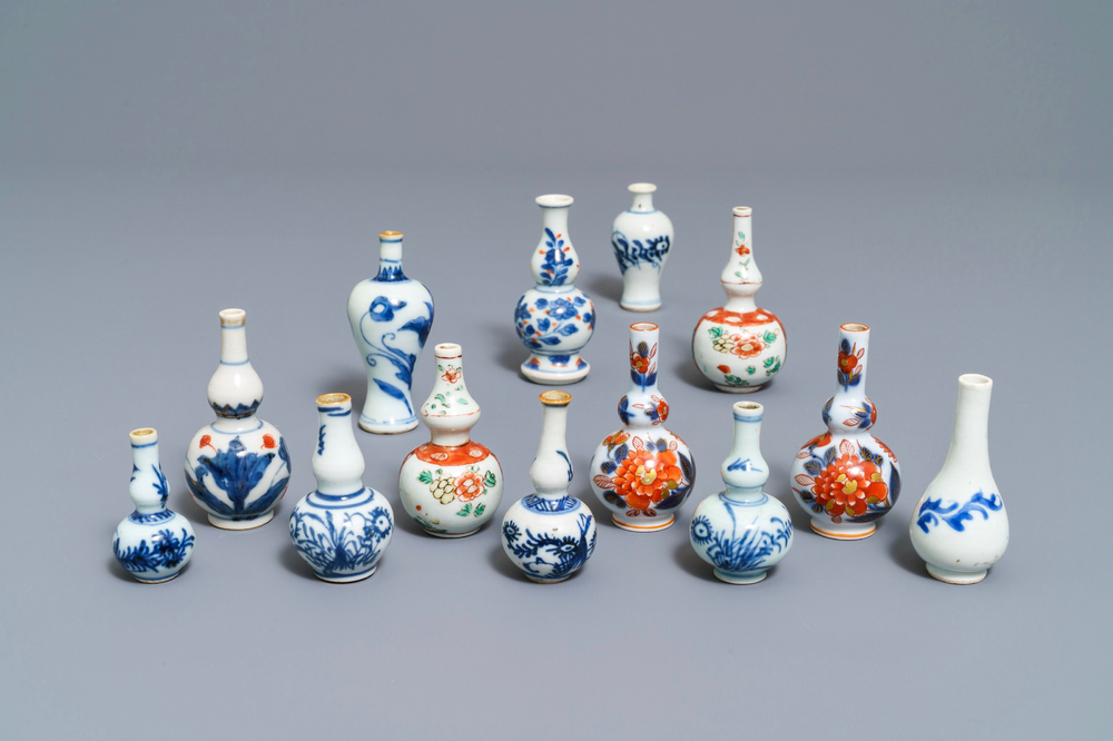 Dertien Chinese blauwwitte en famille verte miniatuur vaasjes, Kangxi en later