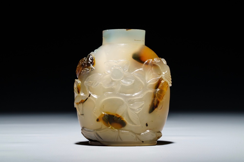 A Chinese agate snuff bottle with birds and flowers, 19th C.