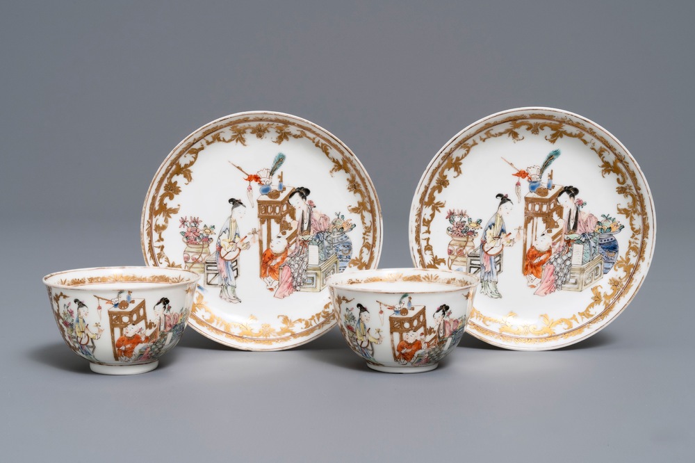 Une paire de tasses et soucoupes en porcelaine de Chine famille rose, Yongzheng