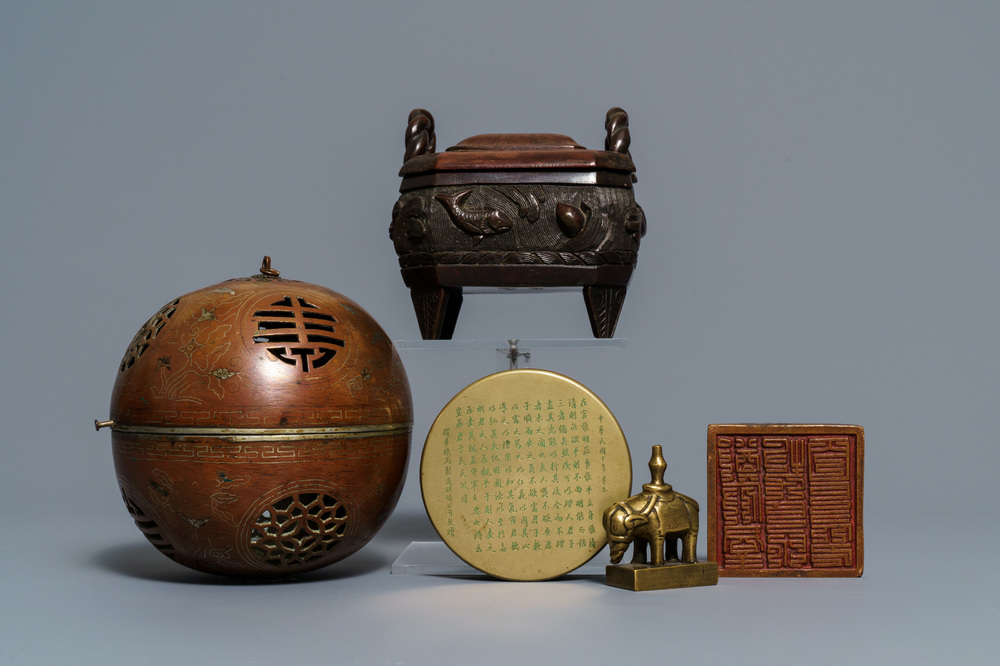 Twee Chinese bronzen wierookbranders, twee stempels en een doosje met inscriptie, 19/20e eeuw