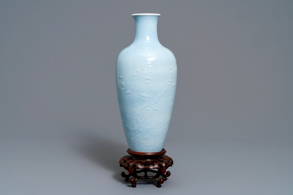 Un vase en porcelaine de Chine monochrome bleu de lavande &agrave; d&eacute;cor sous gla&ccedil;ure, marque de Yongzheng, 19&egrave;me