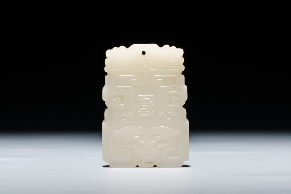 Un pendentif en jade blanc sculpt&eacute;, Chine, Qing