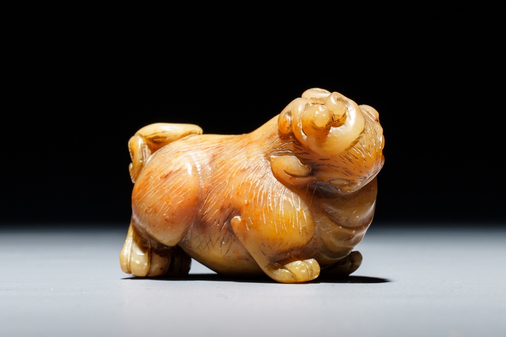 Een Chinese jade model van een mythisch beest, 18/19e eeuw