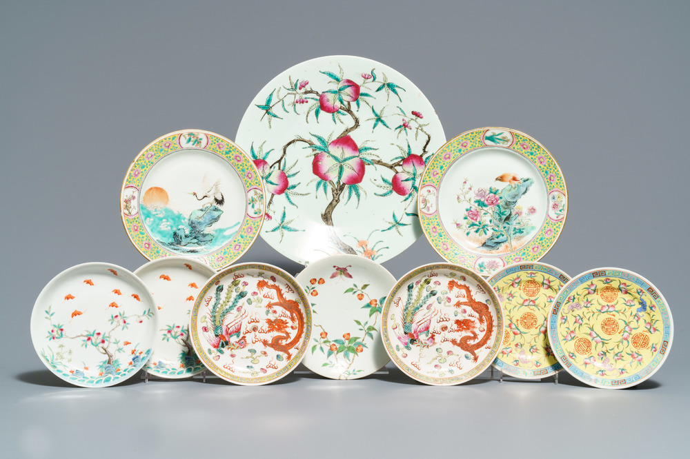 Dix assiettes et plats en porcelaine de Chine famille rose, 19/20&egrave;me