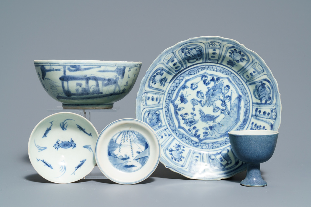 Vijf diverse stukken Chinees blauwwit porselein, Hatcher cargo, Transitie periode