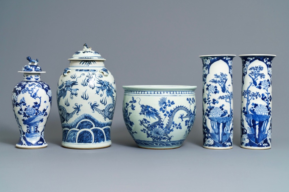 Vier Chinese blauwwitte vazen en een jardini&egrave;re, 19e eeuw