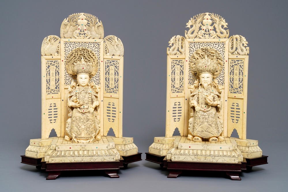 Een paar Chinese ingelegde ivoren figuren van keizer en keizerin op troon, ca. 1900