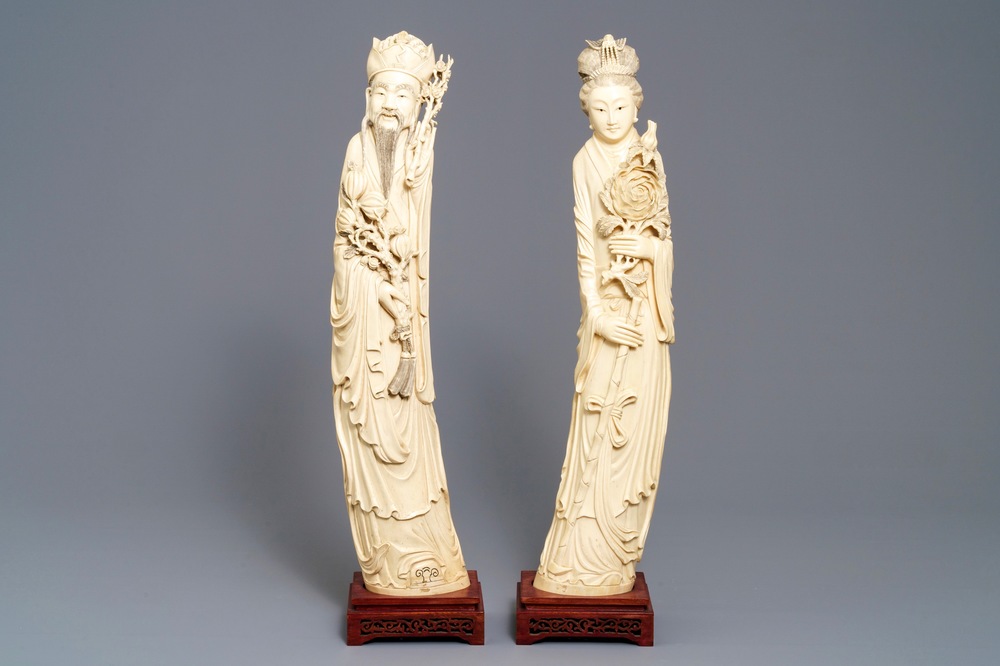 Une paire de grandes figures en ivoire sculpt&eacute;, Chine, 19&egrave;me