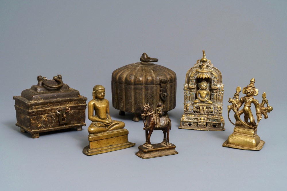Vier Indische Gujarat bronzen votieve beelden en twee bronzen dekseldozen, 16e eeuw en later