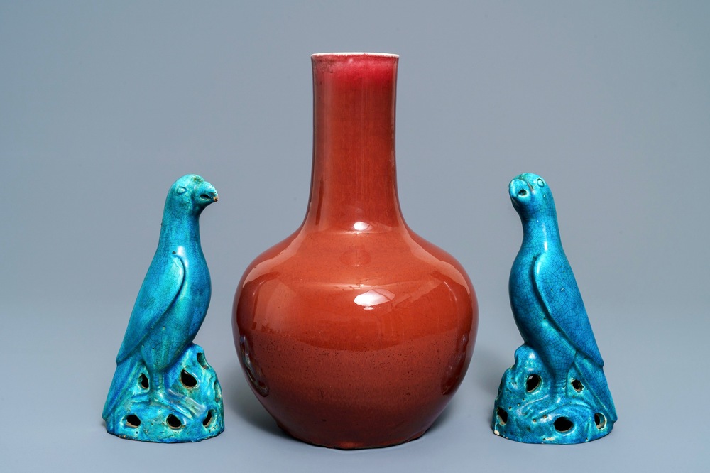 A Chinese sang de boeuf bottle vase and a pair of turquoise-glazed parrots, 19/20th C.