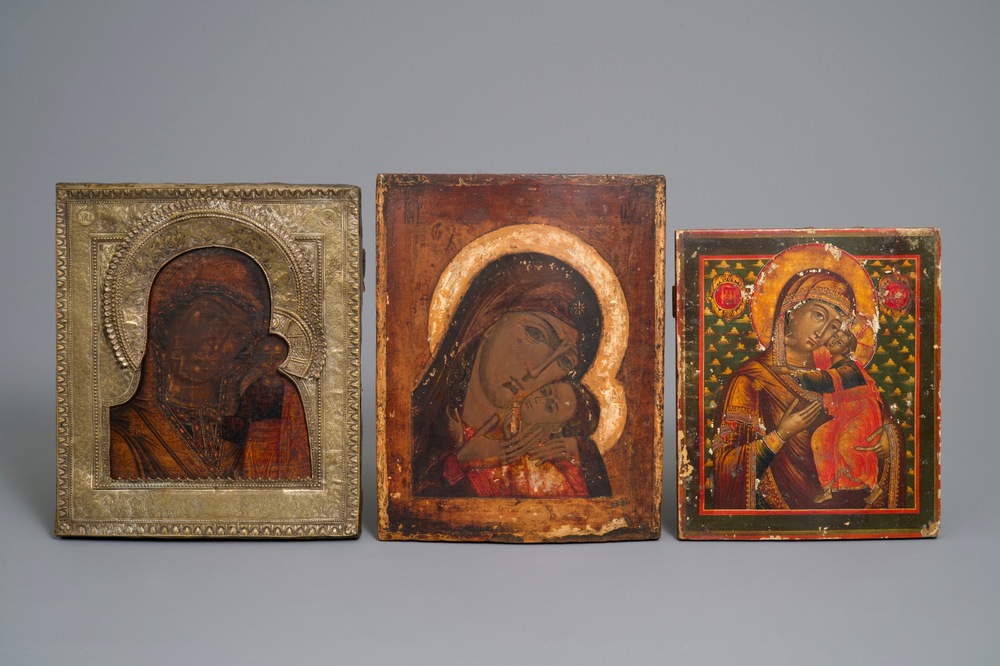 Drie Russchische iconen met 'Moeder Gods' of 'Theotokos', 19e eeuw