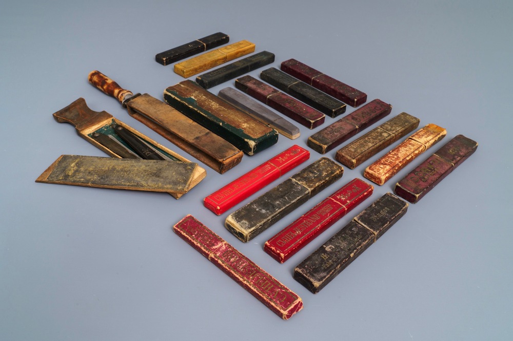 Fifteen razors in original boxes and a few barber's utilities, 20th C.