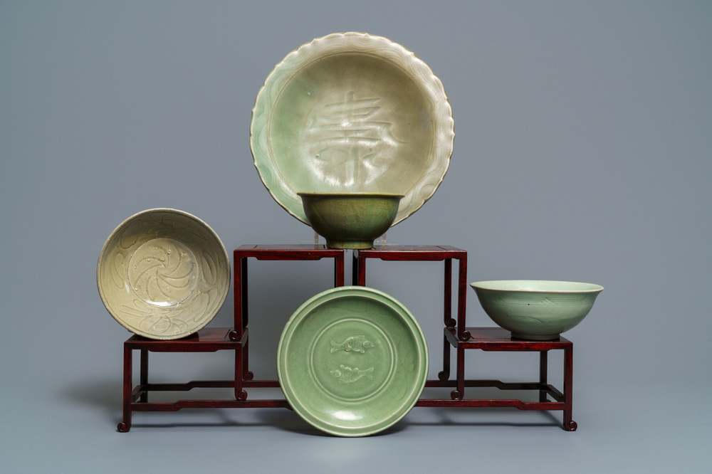 Deux plats et trois bols en porcelaine de Chine c&eacute;ladon de Longquan, Song/Ming