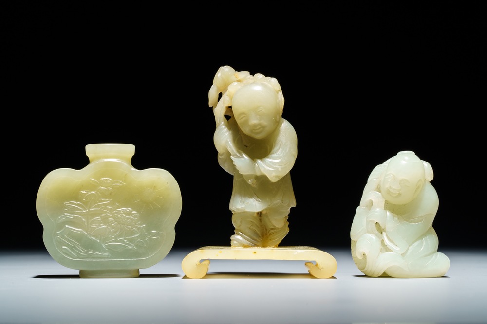 A Chinese jade snuff bottle and two figures of boys, 19/20th C.