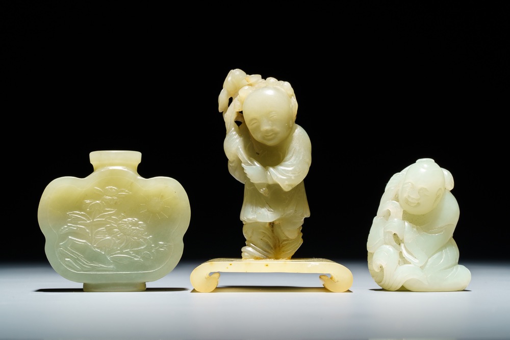 Een Chinese jade snuiffles en twee figuren van jongens, 19/20e eeuw