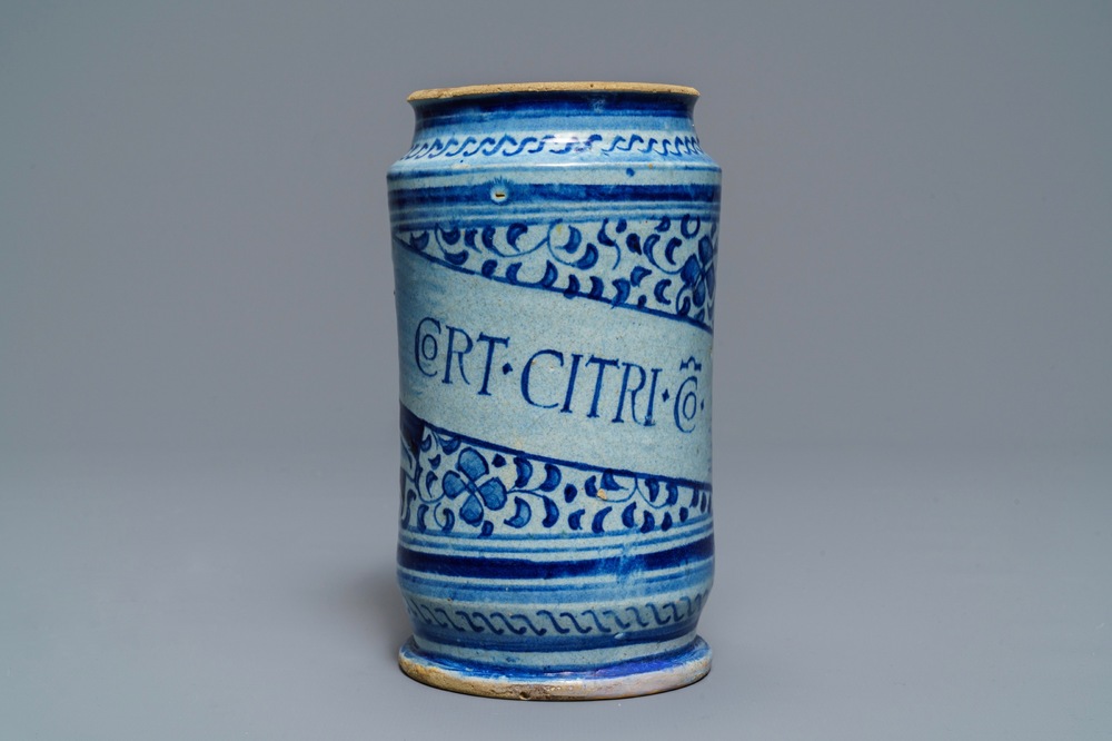 Een blauwwitte Antwerpse majolica albarello met decor 'alla porcelana', 2e helft 16e eeuw