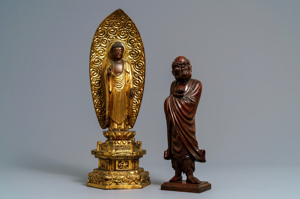 Een Japanse verguld houten figuur van Boeddha en een 'Daruma' okimono, Meiji, 19e eeuw