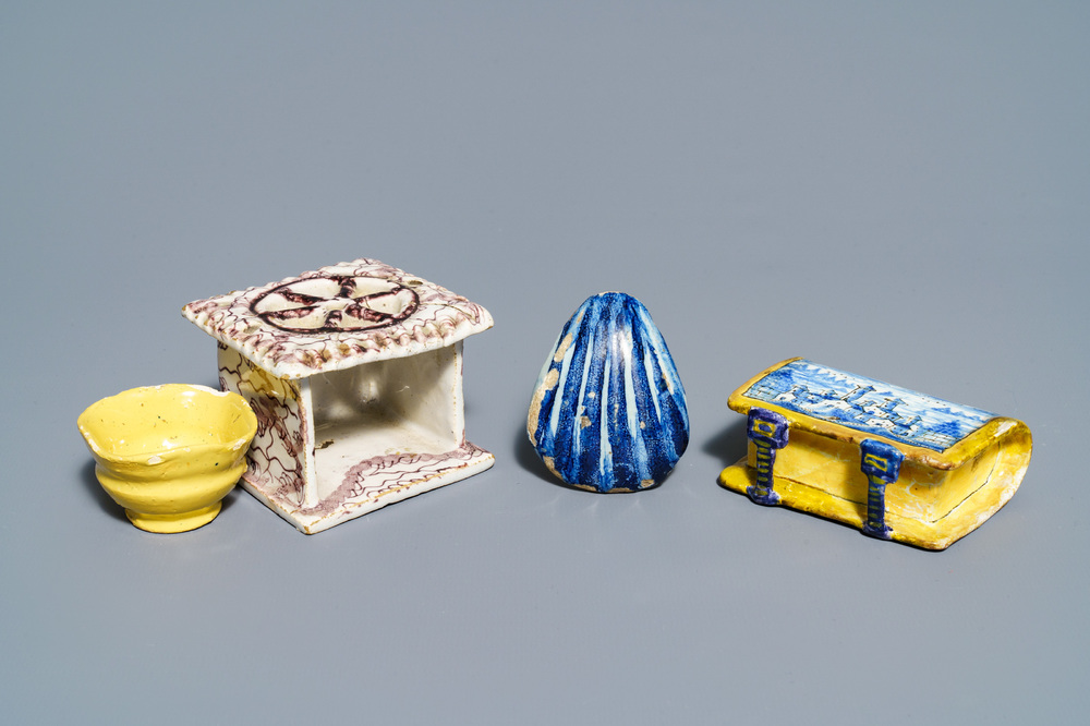 Deux chauferettes miniatures et un mod&egrave;le d'une coquille en fa&iuml;ence de Delft, 18&egrave;me