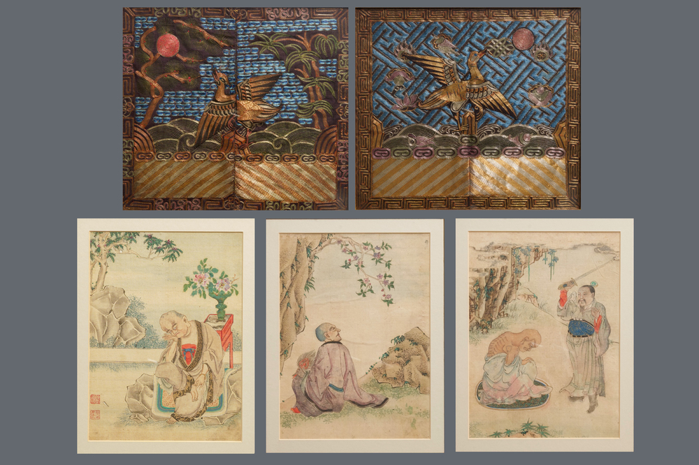 Drie Chinese schilderingen op textiel en een paar ranglappen met kraanvogels, 19e eeuw