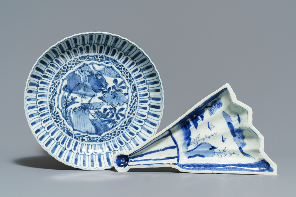 Une coupe &eacute;ventail de type ko-sometsuke et une assiette de type kraak en porcelaine de Chine bleu et blanc, Wanli/Tianqi