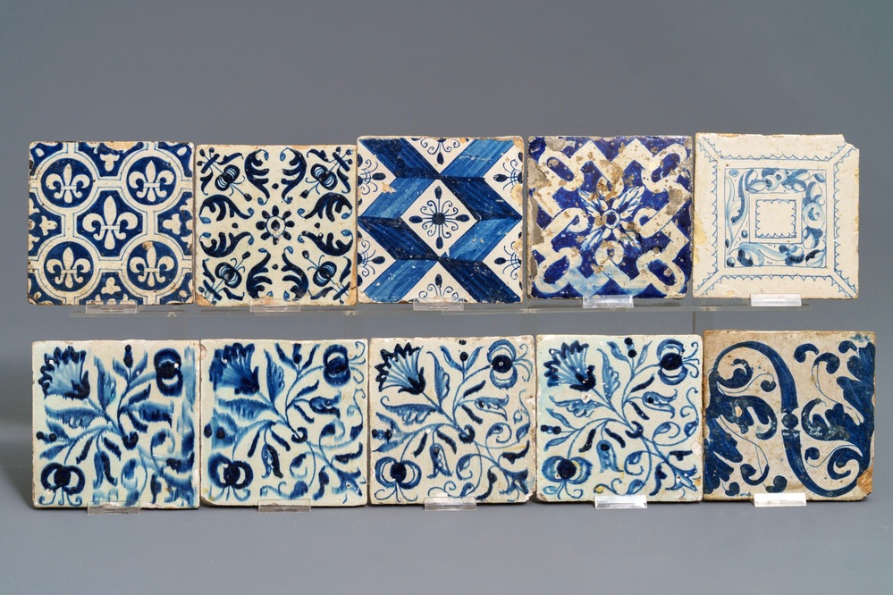 Dix carreaux ornementaux en fa&iuml;ence de Delft bleu et blanc, d&eacute;but du 17&egrave;me