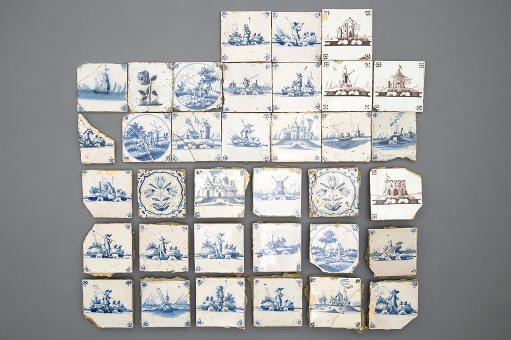 Een gevarieerde collectie blauwwitte en mangane tegels, 17/19e eeuw