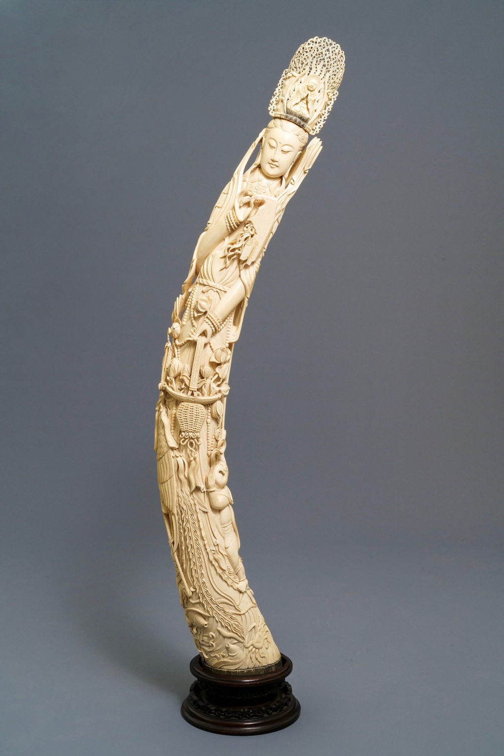Un tr&egrave;s grand mod&egrave;le de Guanyin en ivoire sculpt&eacute;, Chine, 19&egrave;me