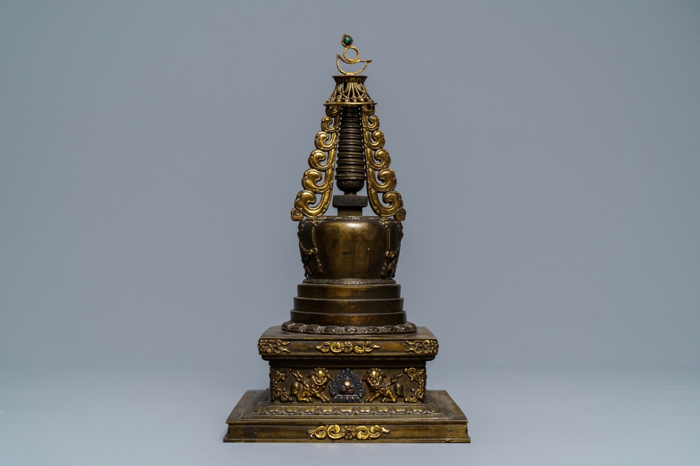 Un grand mod&egrave;le d'un stupa en bronze dor&eacute; et incrust&eacute;, Tibet, 18&egrave;me