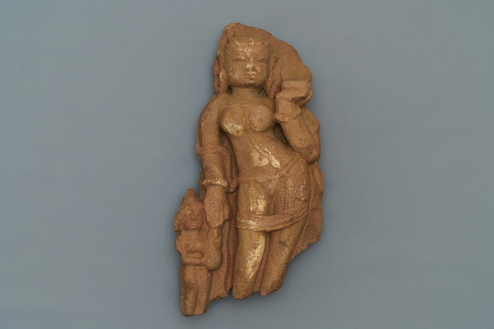 Een rood zandstenen fragment van een Yakshi, India, 14e eeuw of later