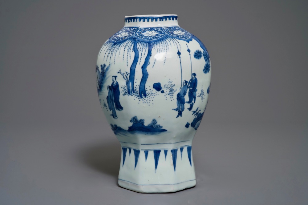 Un vase de forme balustre en porcelaine de Chine bleu et blanc, &eacute;poque Transition